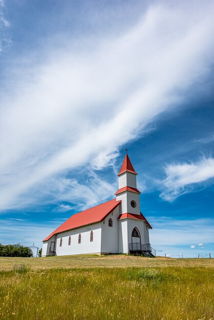 Blauer Himmel über der historischen römisch-katholischen Kirche St. Martins in Billimun, Saskatchewan