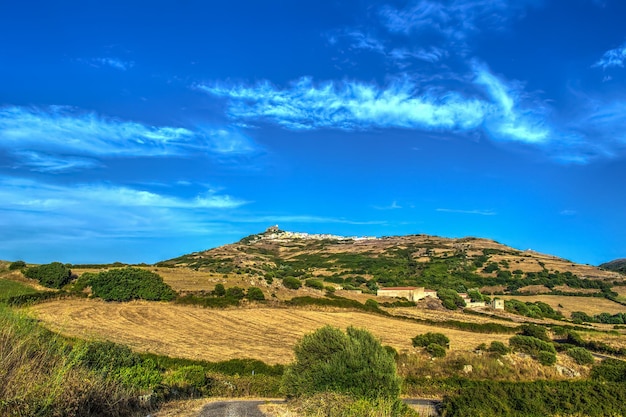 Blauer Himmel über der sardischen Landschaft Italien