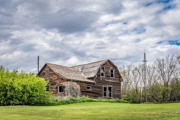 Blauer Himmel über einem stattlichen alten, verlassenen Haus in den Prärien von Saskatchewan