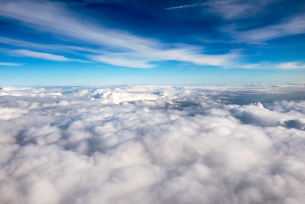 Blauer Himmel über einer Schicht weißer Wolken