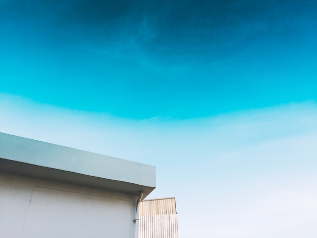 Blauer Himmel über Gebäudehintergrund