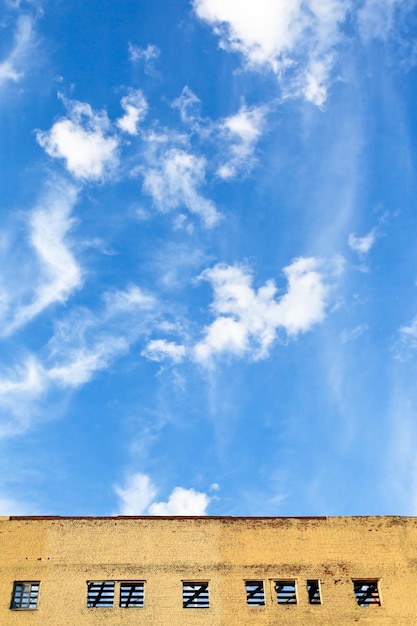 Foto blauer himmel über möbliertem gebäude