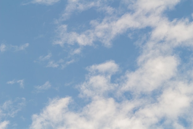 Blauer Himmel und Cirruswolken können als Hintergrund verwendet werden