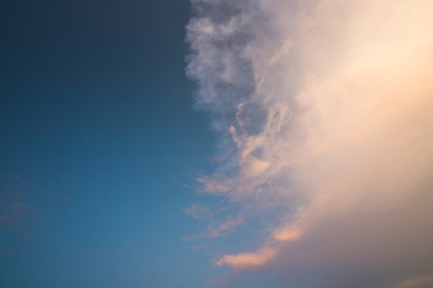 blauer Himmel und Dämmerung