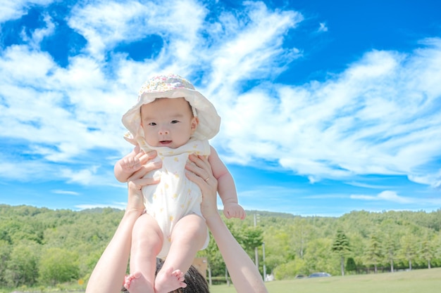 blauer Himmel und ein süßes Baby