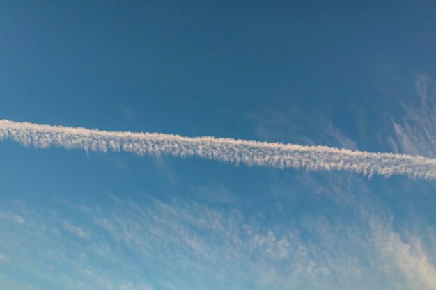 Foto blauer himmel und jet-schwanzspur