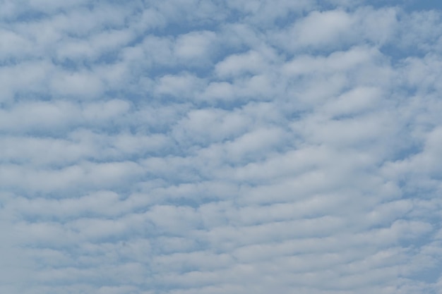 Blauer Himmel und könnte wie Meer- und Sandblick aussehen