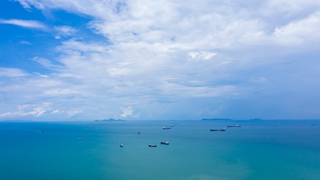 Blauer himmel und meer mit versandlogistikimport- und -exportgeschäft