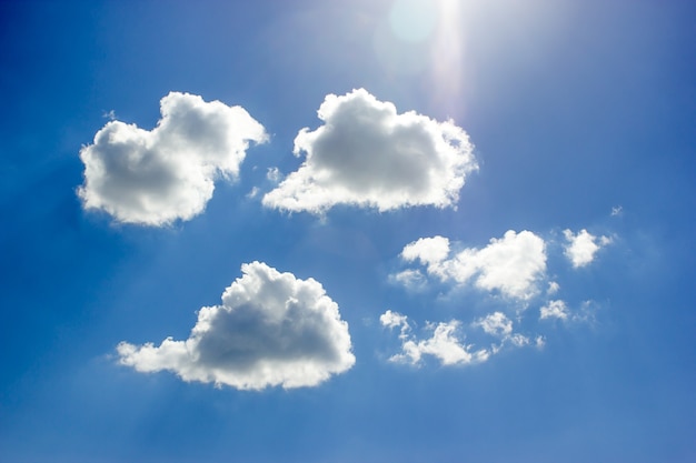 Blauer Himmel und schöne flauschige Wolke. Bester Sommerhimmel-Fotohintergrund.