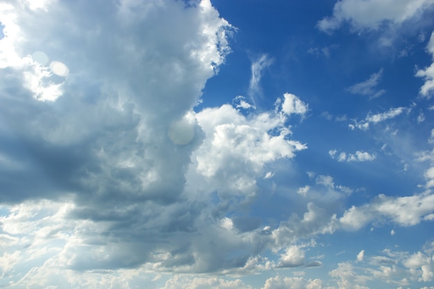 Blauer Himmel und schöne flauschige Wolke. Bester Sommerhimmel-Fotohintergrund.