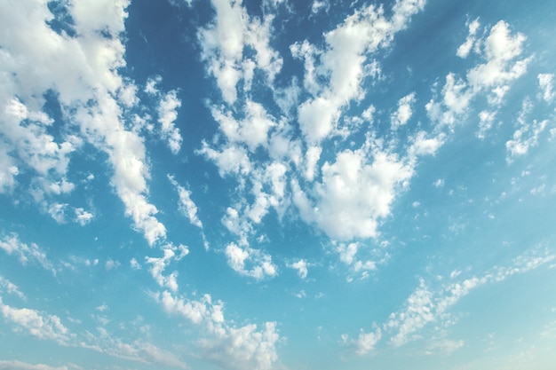 Blauer Himmel und schöne Wolke. Einfacher Landschaftshintergrund