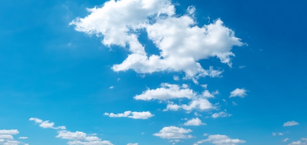 Blauer Himmel und schöne Wolke