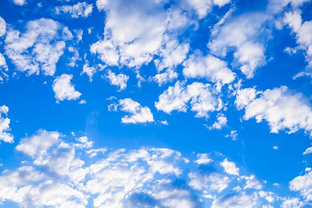 Blauer Himmel und schöne Wolken