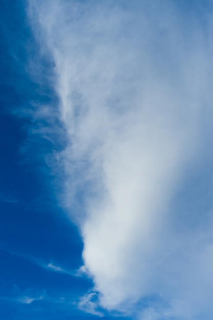 Blauer Himmel und weiße Cumuluswolken