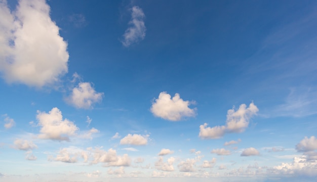 Blauer Himmel und weiße flauschige Wolken