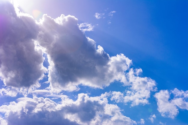 Blauer Himmel und weiße Kumuluswolken Wolken verdunkeln die Sonne Sonnenlicht kann hinter den Wolken gesehen werden