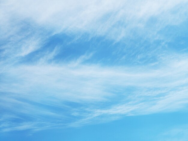 Blauer Himmel und weiße Wolke