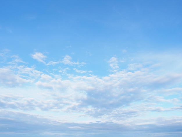 Blauer Himmel und weiße Wolke