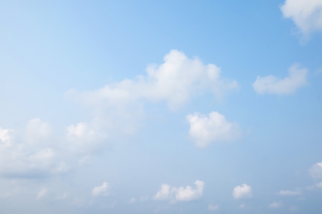 Blauer Himmel und weiße Wolke