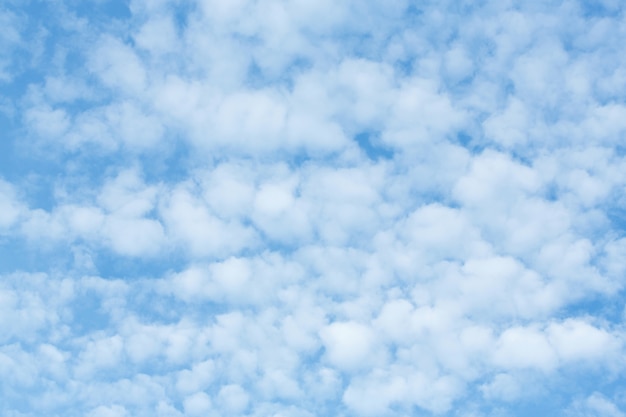 Blauer Himmel und weiße Wolke