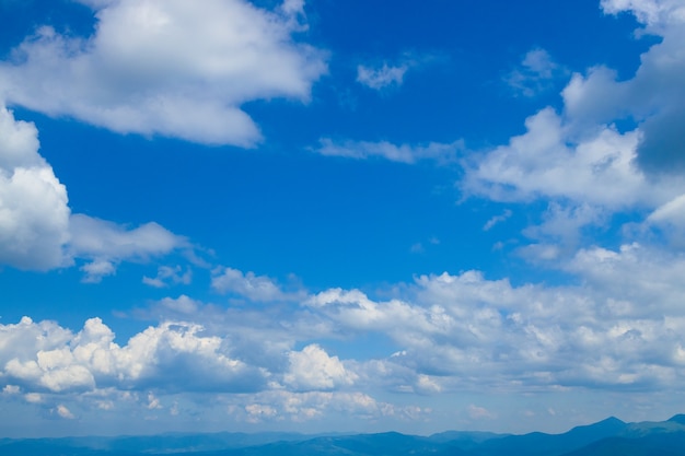 Blauer Himmel und weiße Wolken abstrakter Hintergrund