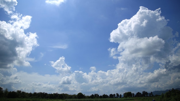 blauer Himmel und weiße Wolken, die vorübergehen Blauer Himmel mit bewegtem Weiß