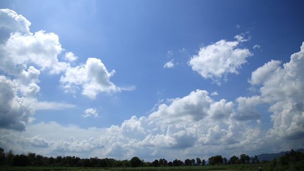 Foto blauer himmel und weiße wolken, die vorübergehen blauer himmel mit bewegtem weiß