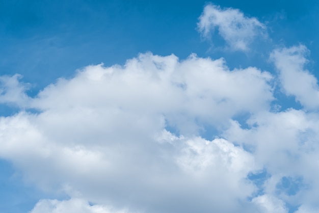 Blauer Himmel und weiße Wolken für backgroung