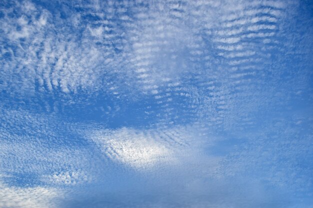 Blauer Himmel und weiße Wolken im Sommer