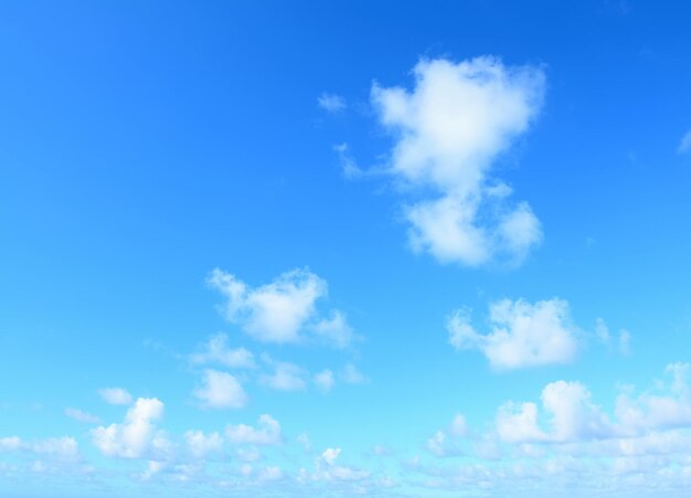 Blauer Himmel und weiße Wolken in Sardinien