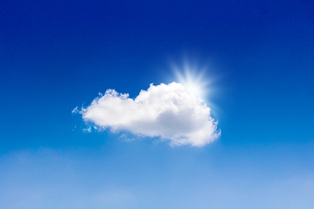 Blauer Himmel und weiße Wolken mit glühendem Sonnenlicht. Sommerferien und schönes Wetter.