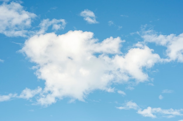 Foto blauer himmel und weiße wolken mit unscharfem hintergrund