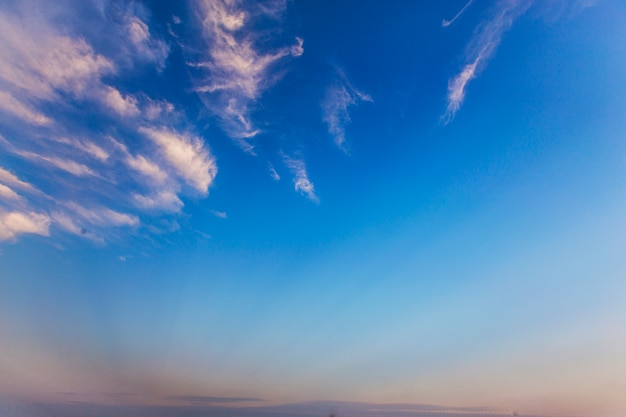 Blauer Himmel und weiße Wolken