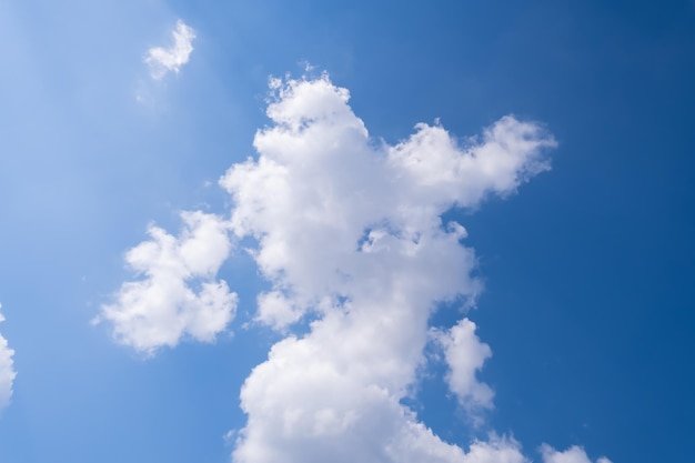 Blauer Himmel und weiße Wolken