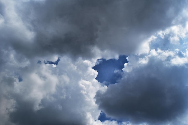 Blauer Himmel und weiße Wolken