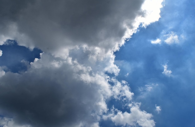 Blauer Himmel und weiße Wolken