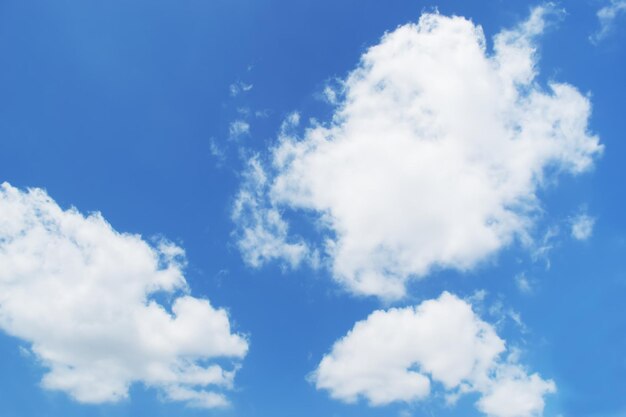 Blauer Himmel und weiße Wolken