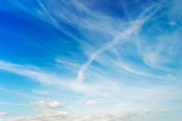 Blauer Himmel und weiße Wolken