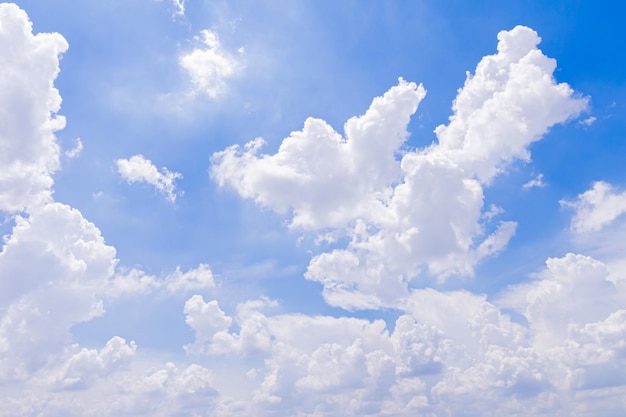 Blauer Himmel und weiße Wolken