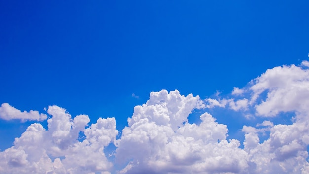 Blauer Himmel und weiße Wolken