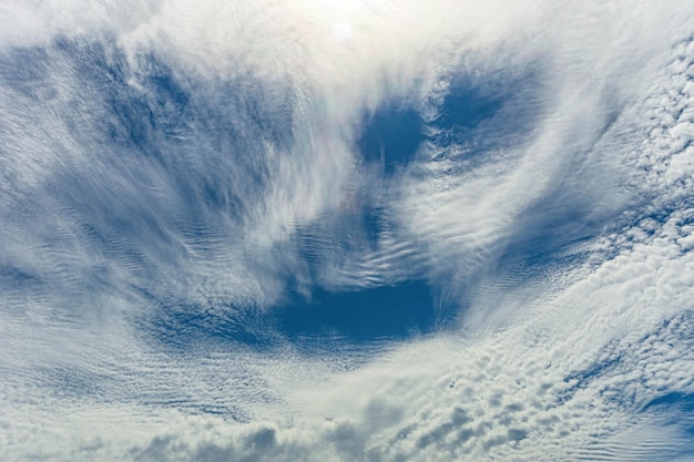 Blauer Himmel und weiße Wolken.