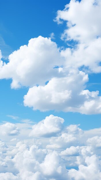 Blauer Himmel und weiße Wolken