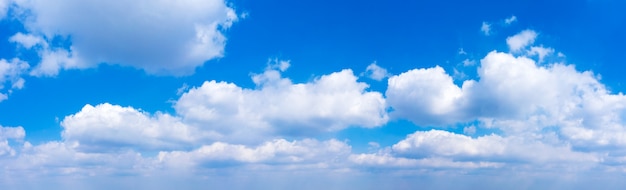 Blauer Himmel und weiße Wolken