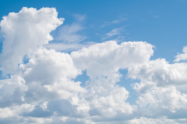 Blauer Himmel und weißer, flauschiger Wolkenhorizont im Freien für den Hintergrund