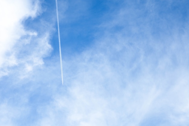 blauer Himmel und Wolke