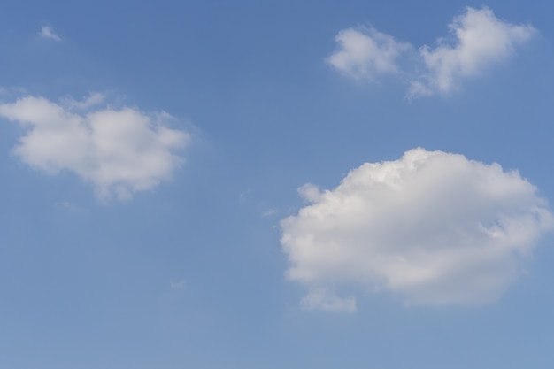 Blauer Himmel und Wolke