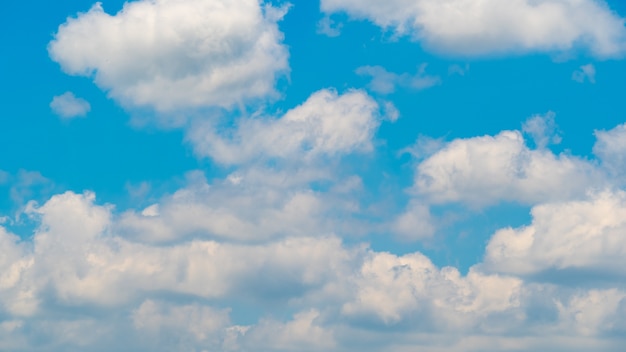 Blauer Himmel und Wolke