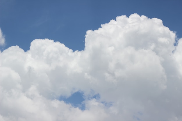 Blauer Himmel und Wolken an der Regenzeit