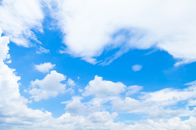 Blauer Himmel und Wolken bei guten Wettertagen