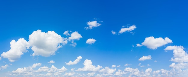 Blauer Himmel und Wolken des schönen Panoramas mit natürlichem Hintergrund des Tageslichts